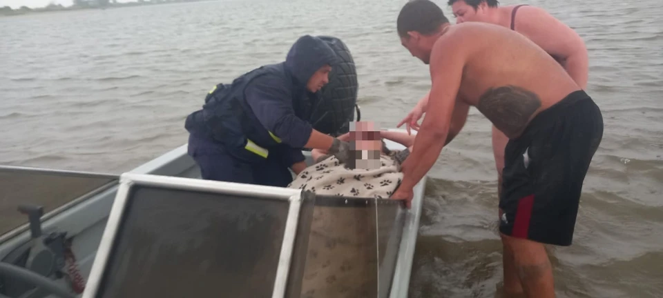 Женщину эвакуировали при 2-бальном волнении Фото: МБУ г. Астрахани "Аварийно-спасательный центр"