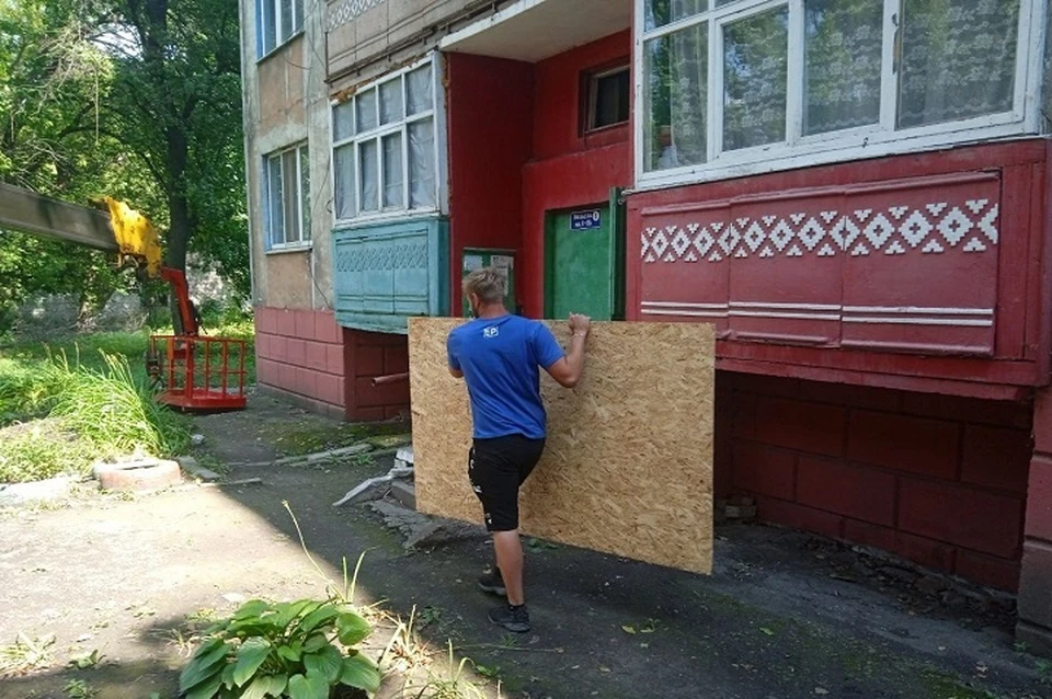 Первые пять молодогвардейцев уже отправились в город Горское восстанавливать дом. Фото - Сергей Колягин