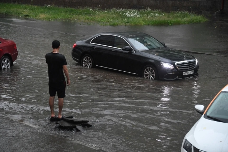 Дождевой некуда уходить с дороги - водостока нет.