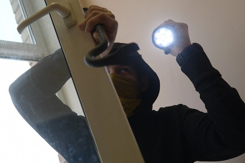 Мужчина обокрал две и ограбил третью квартиру в присутствии хозяйки