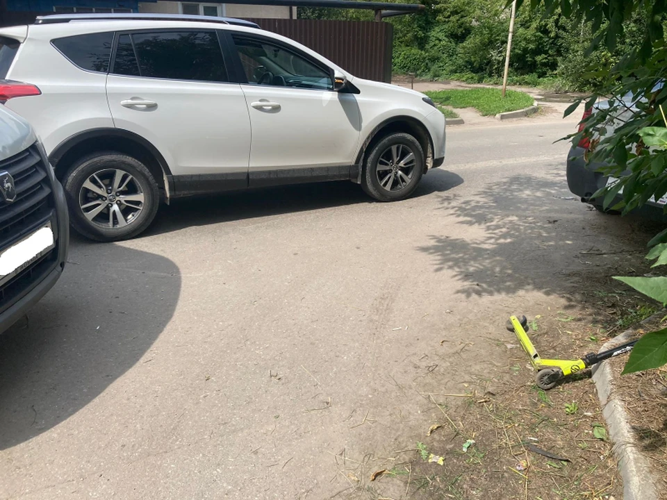 Toyota RAV4 сбила на скорости 8-летнего ребенка на самокате в Рязани 25 июля.