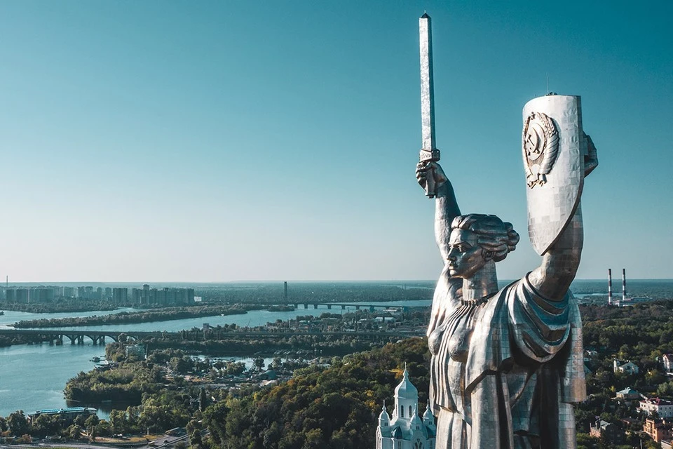 В Киеве начались работы по замене герба СССР на монументе «Родина-мать»