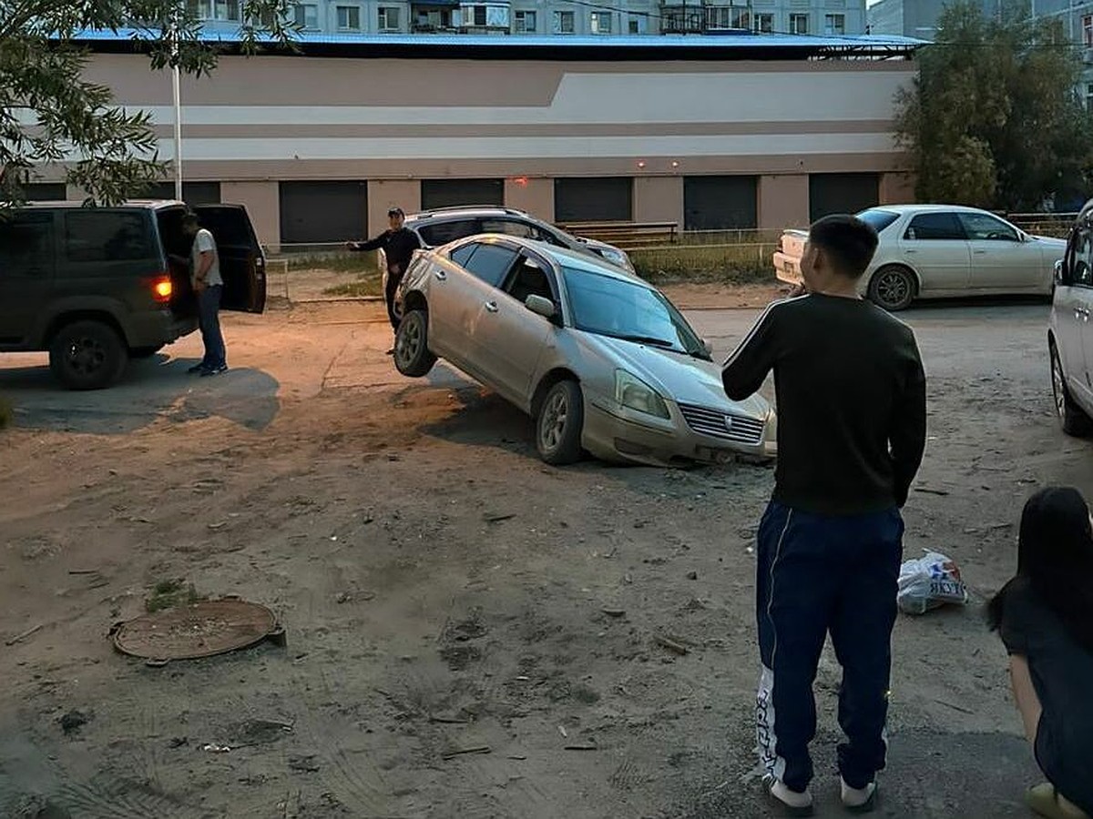 Это провал. Машины ломаются после попадания в яму во дворе жилого дома  Якутска - KP.RU