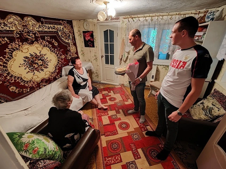 Женщине пожелали крепкого здоровья, а также близких рядом и мирного неба над головой. Фото: пресс-служб Минкльтууры Херсонской области.