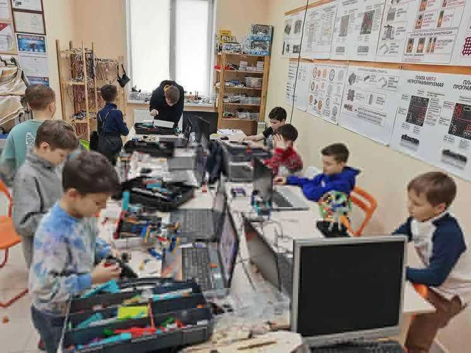 Роботехнике обучаются дети и взрослые.
