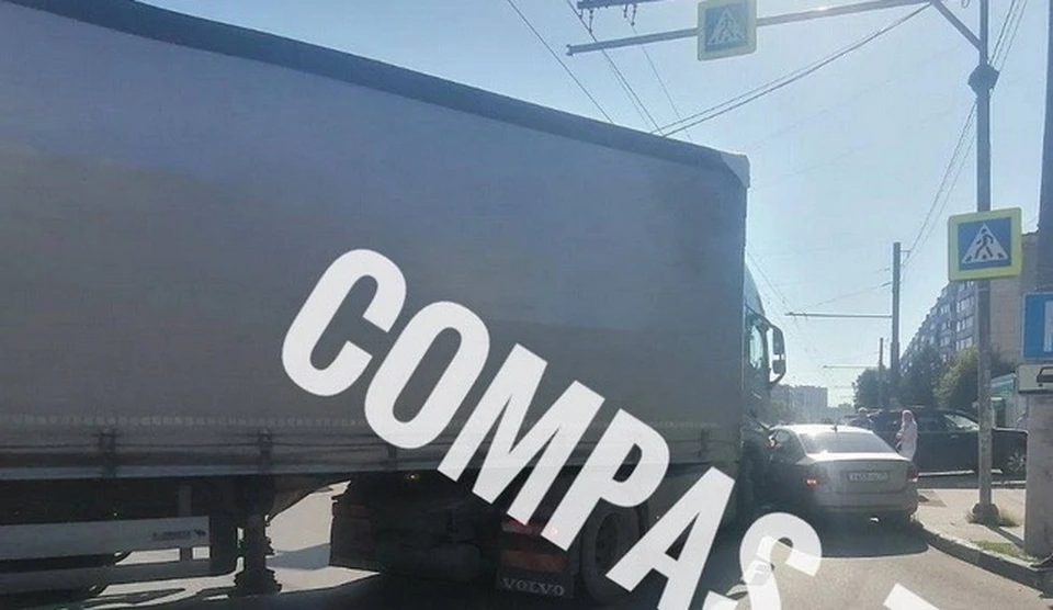 В Туле на улице Ложевой образовалась серьезная пробка из-за ДТП с фурой
