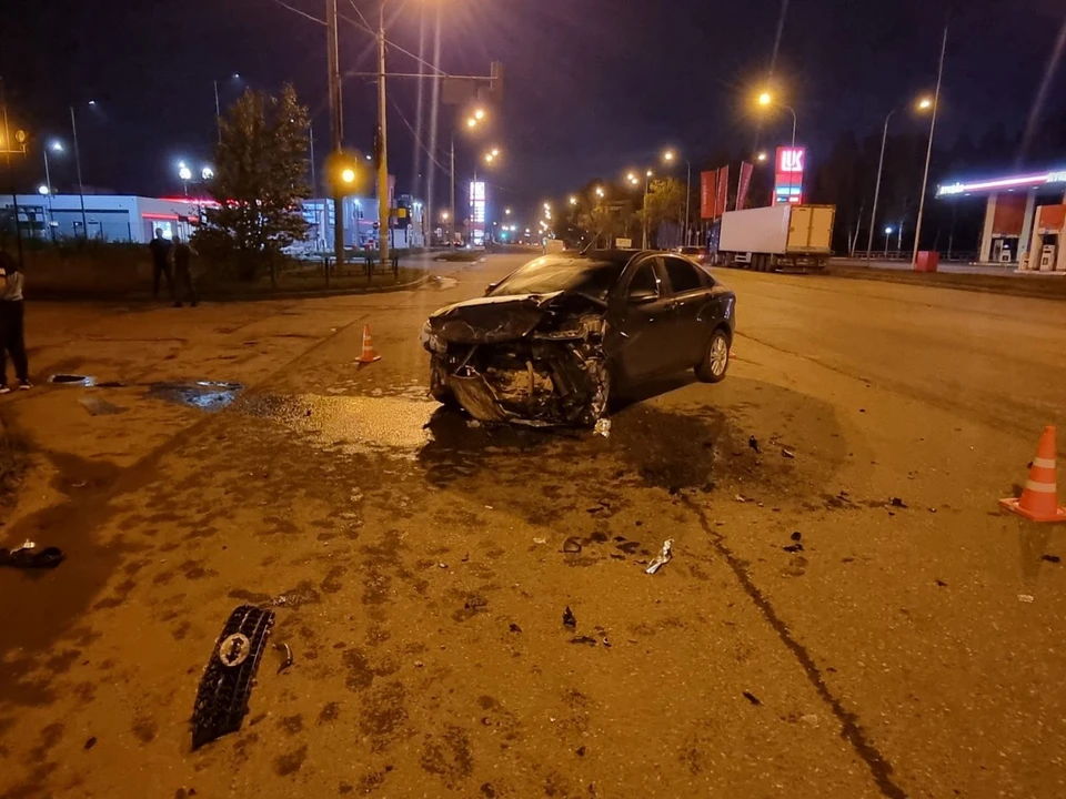 О травмах водителя авто LAND ROVER не собщается. Фото: первый отдел УГИБДД МВД по Удмуртии