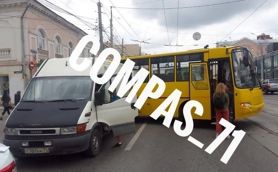 В Туле на улице Советской произошло ДТП с участием школьного автобуса