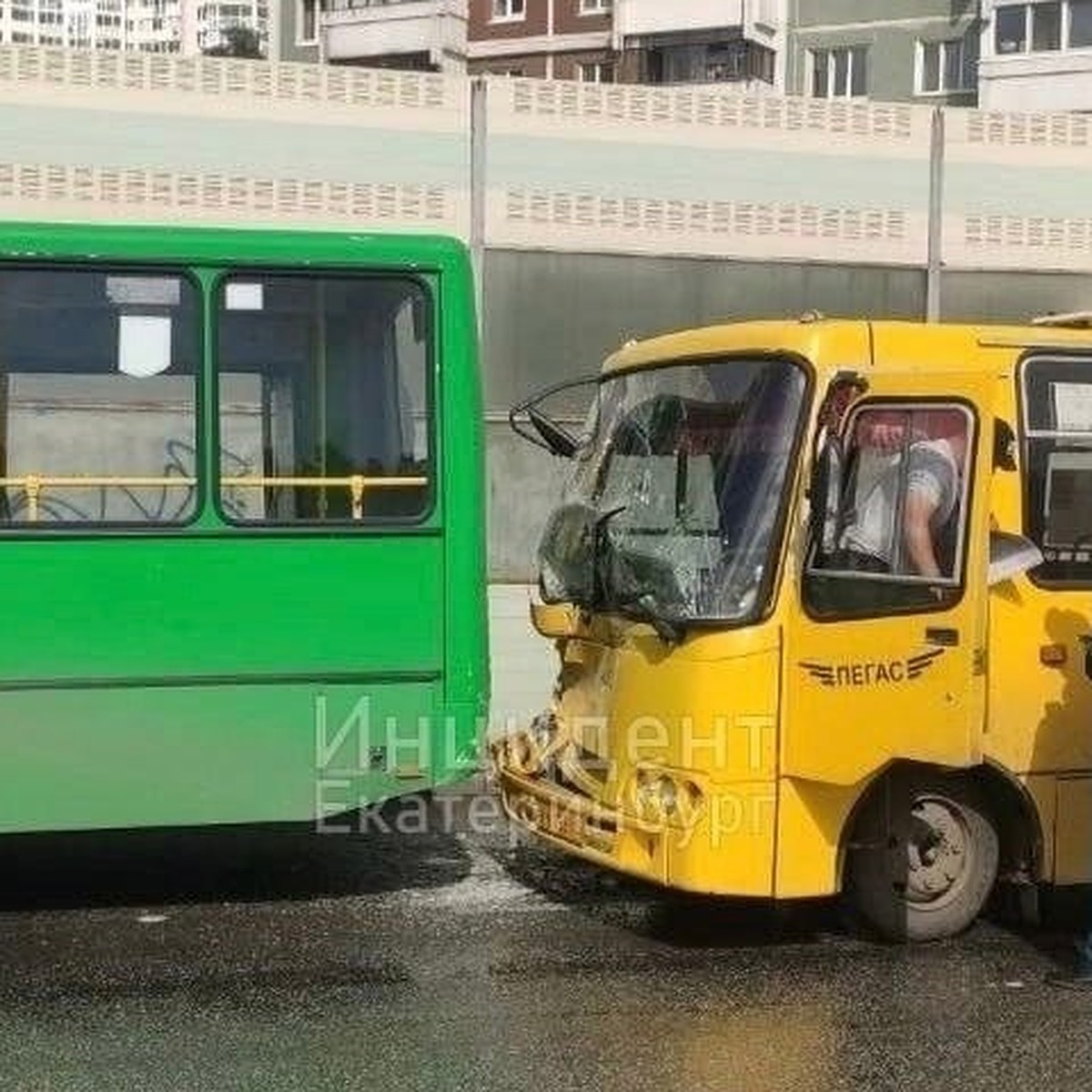 В Академическом при столкновении двух автобусов пострадали четыре человека  - KP.RU