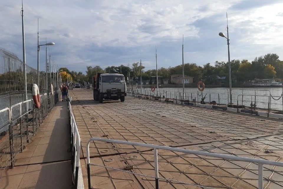 Течение стало затягивать пловца под понтонный мост.