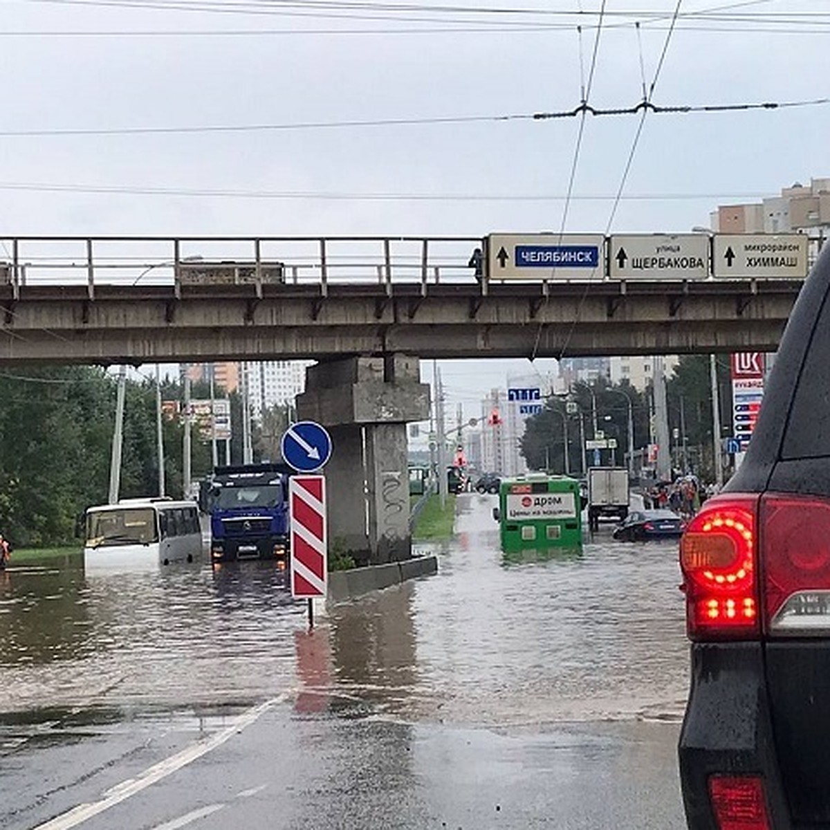 В Екатеринбурге затопило улицу Щербакова - KP.RU