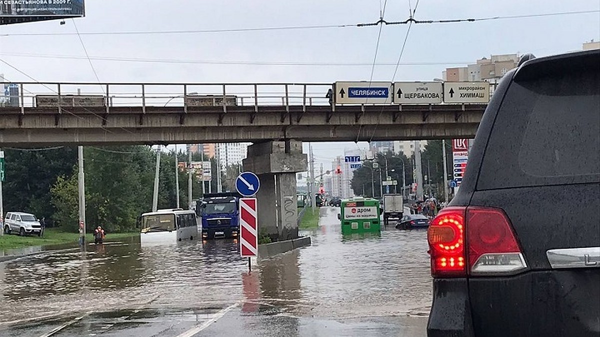 В Екатеринбурге затопило улицу Щербакова - KP.RU