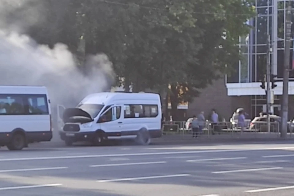 В центре Смоленска задымилась маршрутка. Фото: «Подслушано Смоленск».