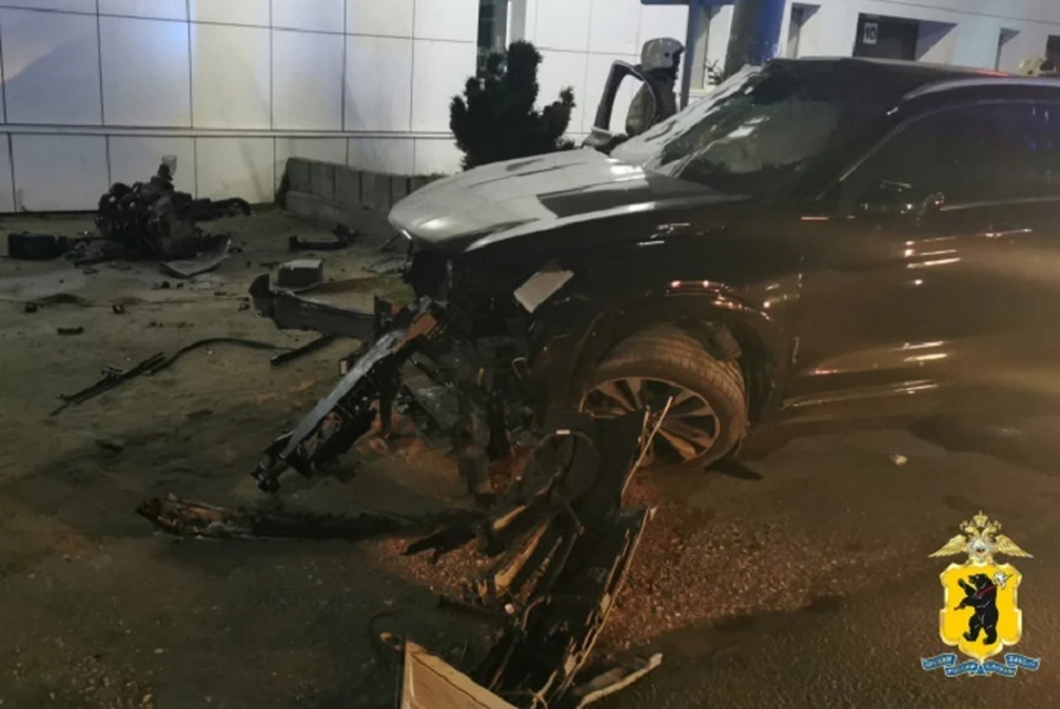 В Ярославле водитель «Джили Тугела» врезался в опору электроосвещения.