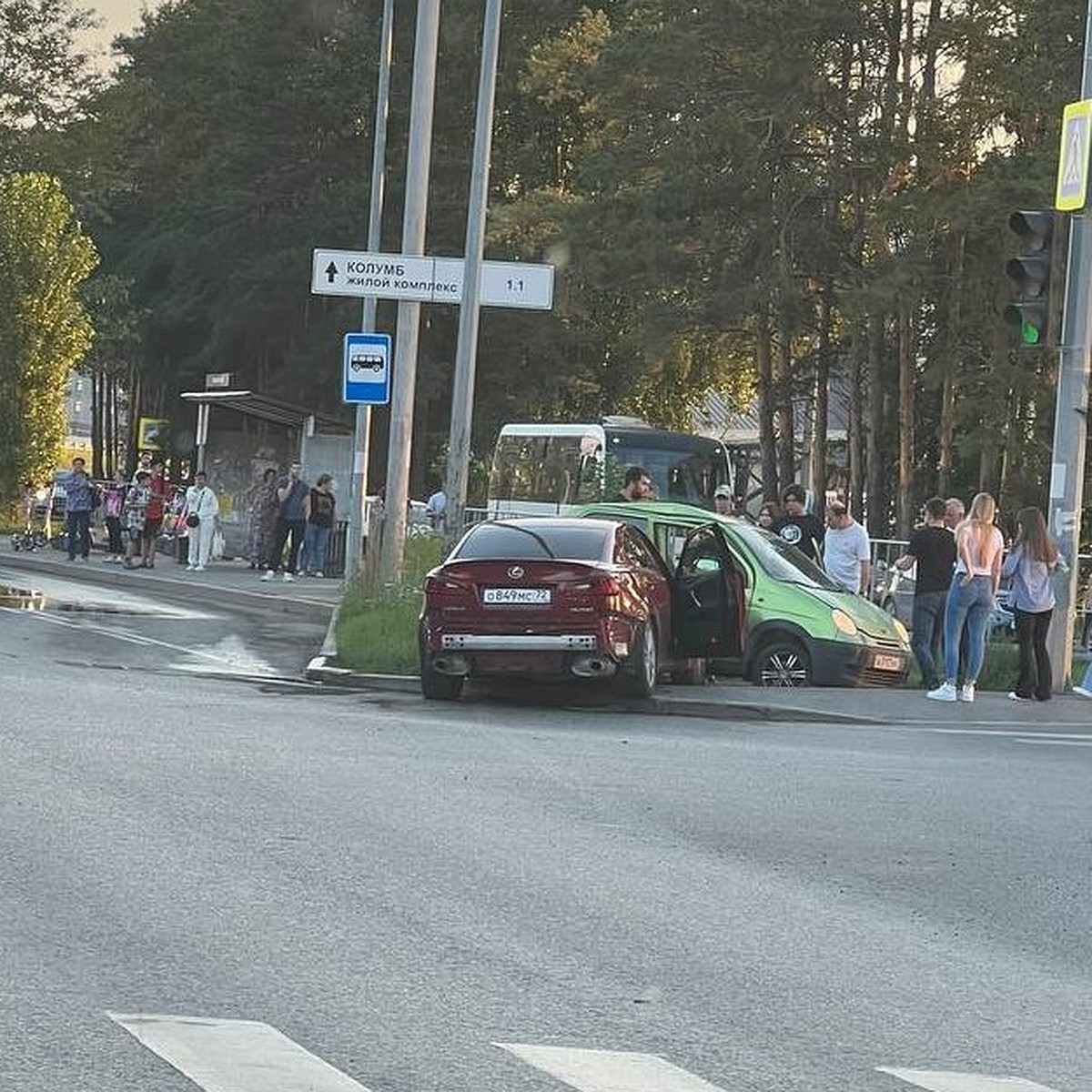 В Тюмени Lexus протаранил легковой автомобиль и толпу пешеходов на Московском  тракте - KP.RU