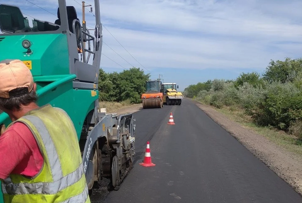 В работе по приведению дороги в порядок задействованы катки, самосвалы и асфальтоукладчик. Фото: Минтранспорта Херсонской области.