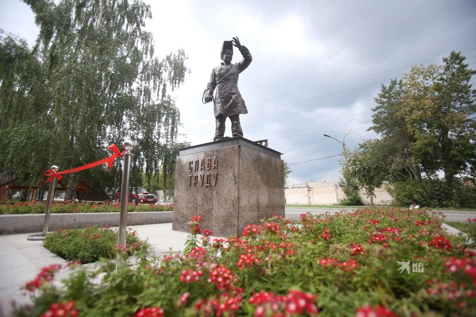 Композиция выполнена из бронзы
