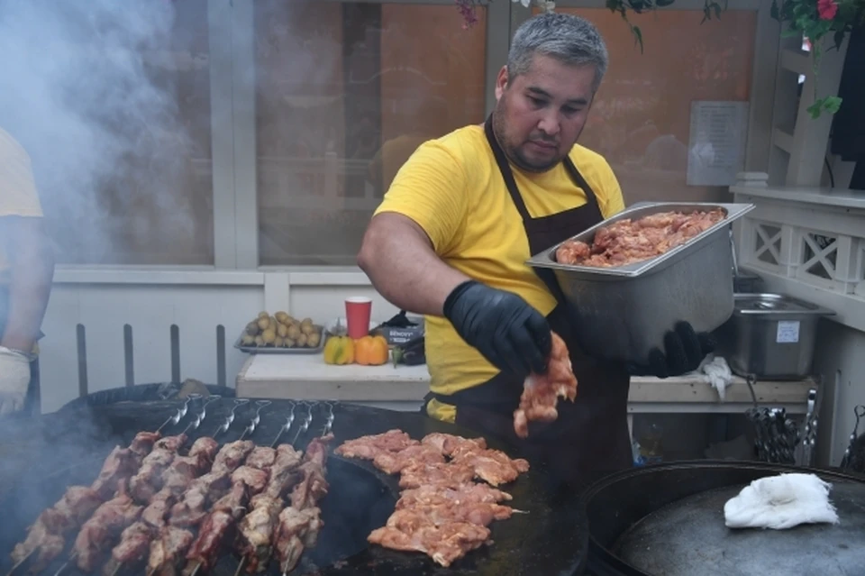 Шашлык не стоит сочетать с холодными напитками