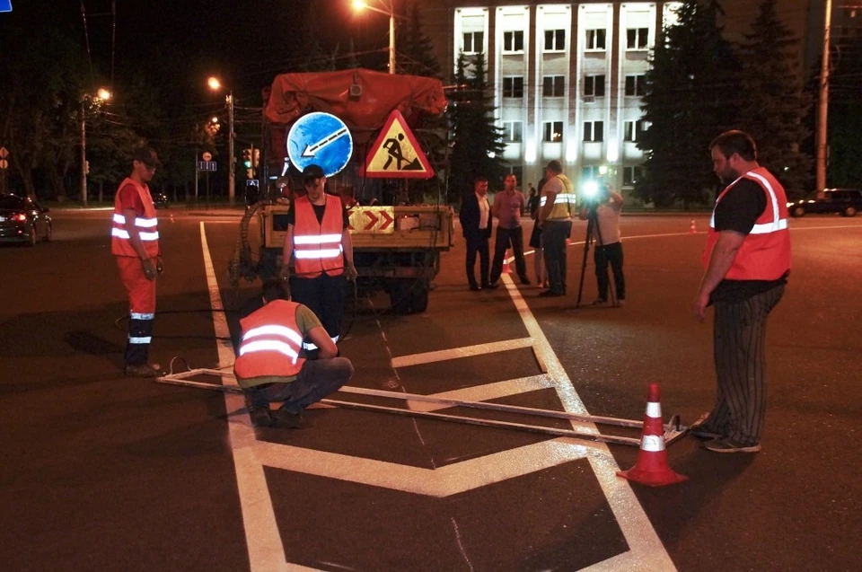 Разметку обычно наносят по ночам, чтобы не мешать водителям.