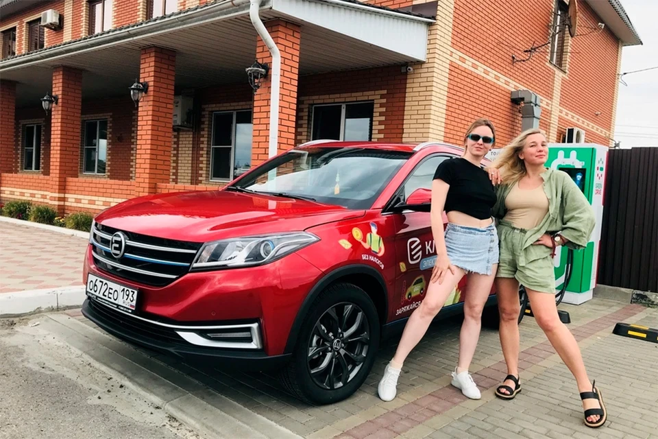 Оксана Зуйко и Дина Карпицкая отправились на море на электромобиле.
