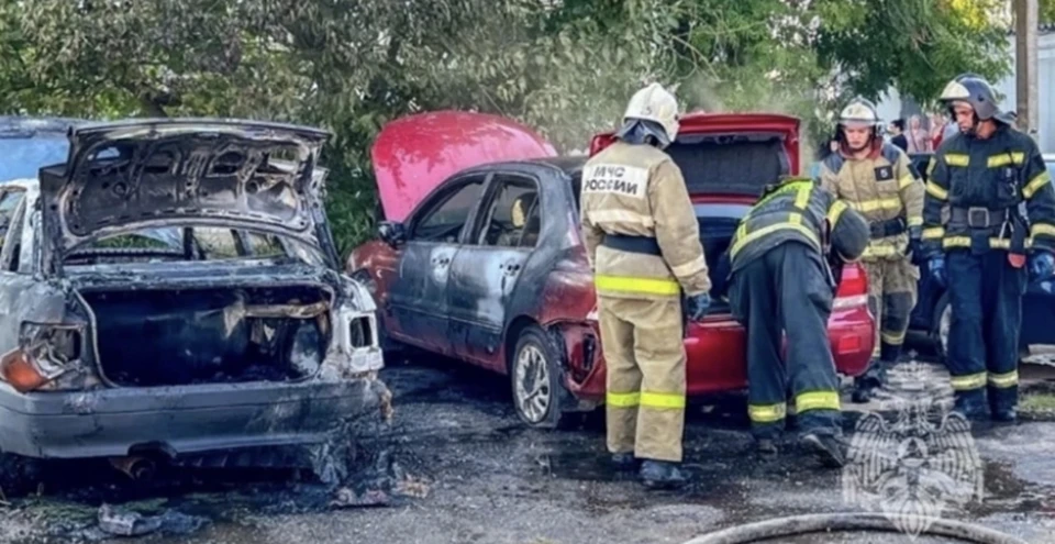 Два легковых автомобиля загорелись на парковке в Смоленске. Фото: пресс-служба ГУ МЧС по Смоленской области.