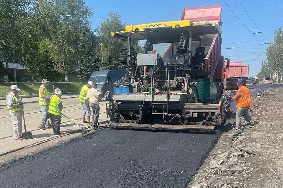 По проспекту Ленина в Горловке продолжаются работы по восстановлению дорожного полотна. Фото: Минтранс ДНР