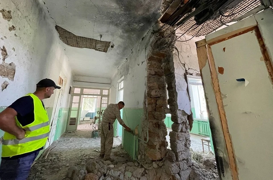 Пострадавшее здание было решено отремонтировать и оставить под хозяйственно-бытовые нужды. Фото: пресс-служба реготделения партии "Единая Россия".