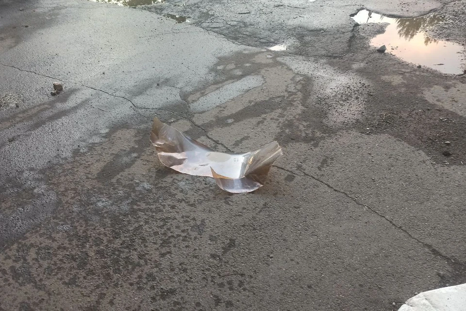 Кусок кеги отбросило на несколько метров