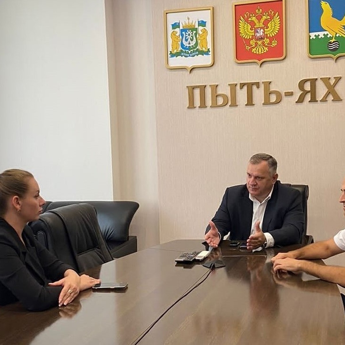 В Югре чиновницу наказали за скандальное видео в «розовом» кабинете и с  кофе в руках - KP.RU