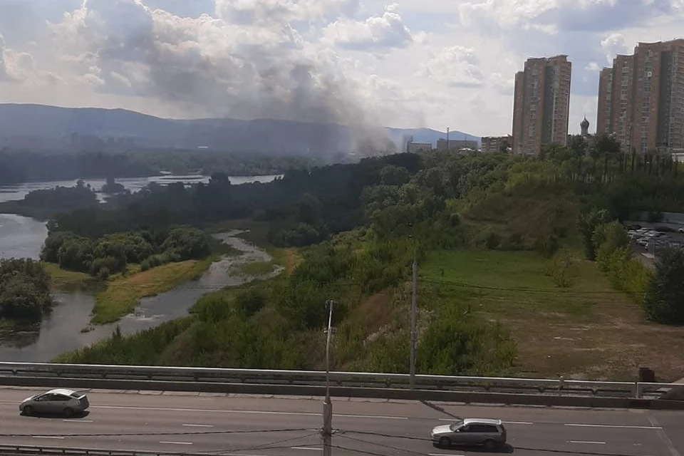 В Красноярске на берегу Енисея загорелся частный дом. Фото: Оксана Козлова