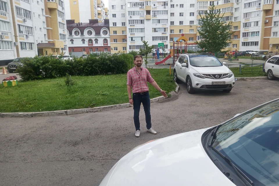 Таксист Михаил Курныкин на месте происшествия. Фото: Михаил Жуков
