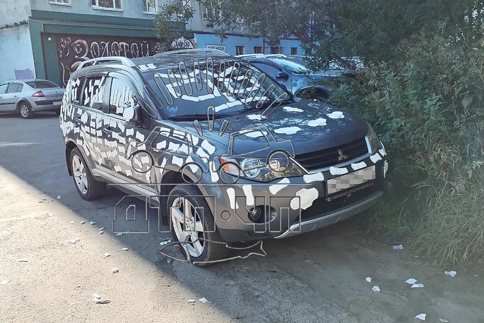 В одном из дворов Мурманска заметили Mitsubishi, владелец которого явно разбил женское сердце. Фото: Мурманск ДТП ЧП /