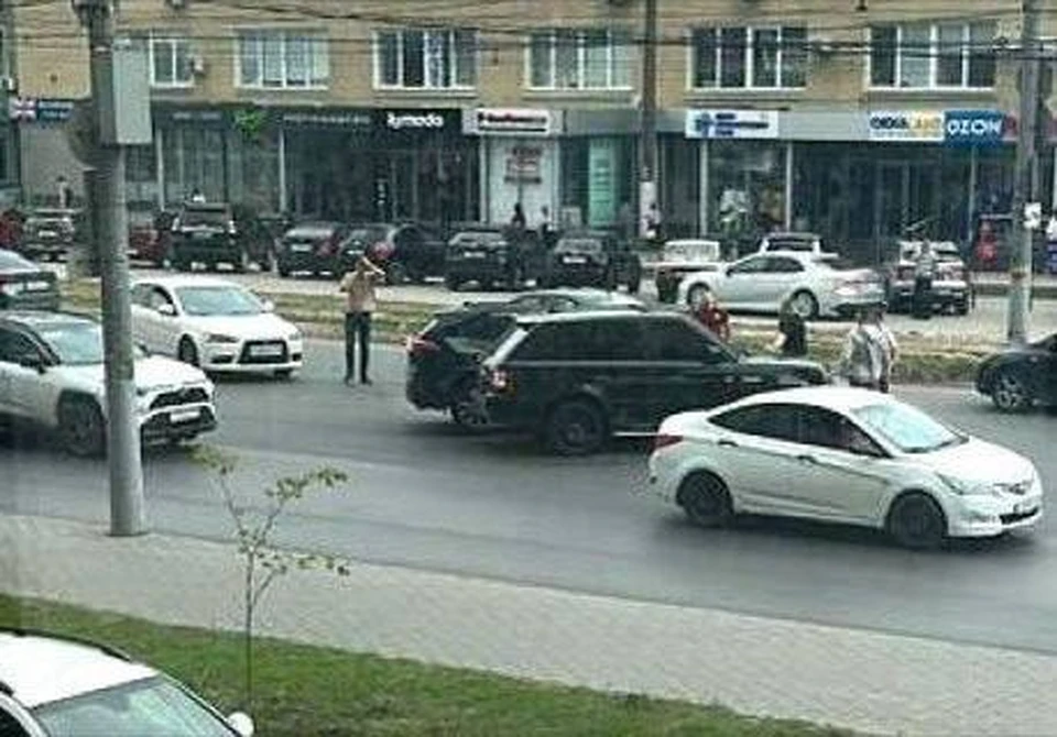 В Туле на Зеленстрое из-за тройного ДТП образовалась серьезная пробка