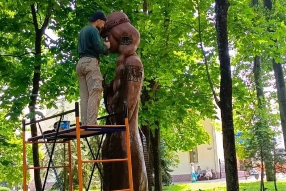 В Брянске в парке Толстого отремонтировали семь деревянных скульптур - KP.RU