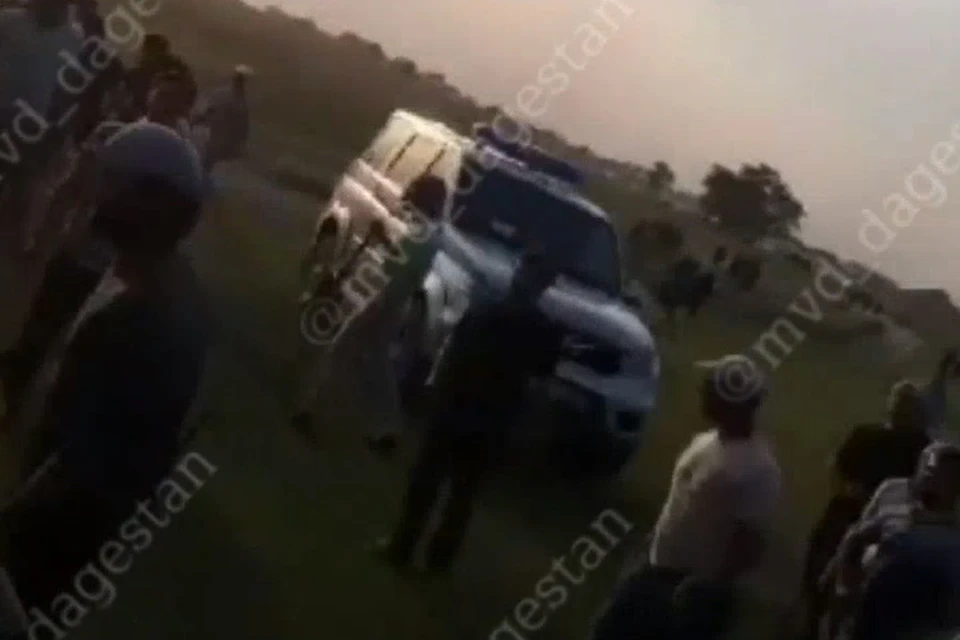 Полицейские помешали перерасти конфликту в кровопролитие. Фото: пресс-служба ГУ МВД РД