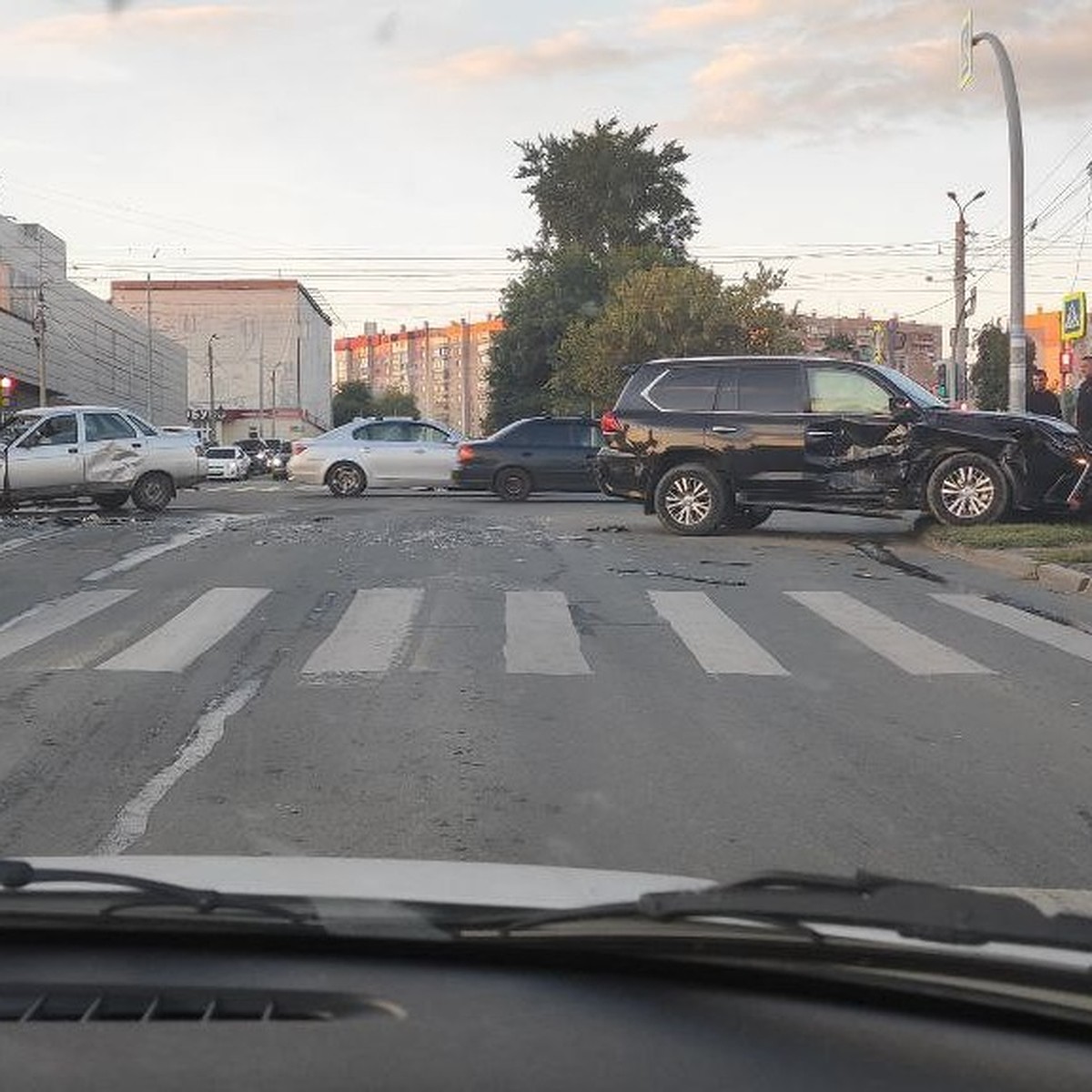 Пострадали два человека: в Челябинске Lexus врезался в столб после  столкновения с «десяткой» - KP.RU