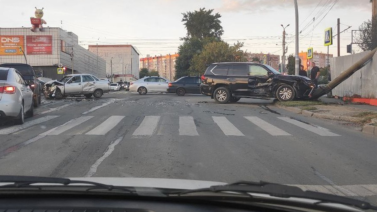 Пострадали два человека: в Челябинске Lexus врезался в столб после  столкновения с «десяткой» - KP.RU