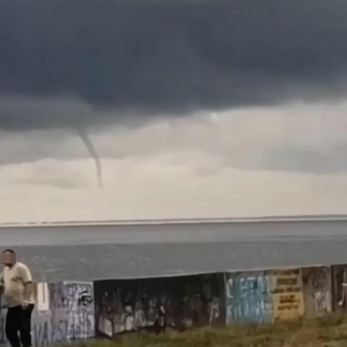 Жуткое зрелище! На Обском море в Новосибирске засняли водяной смерч - KP.RU