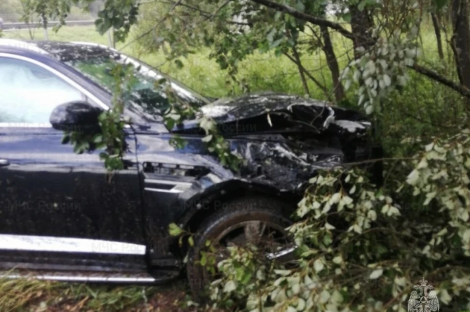 Автомобиль Hyundai вылетел в кювет под Смоленском. Фото: пресс-служба ГУ МЧС по Смоленской области.