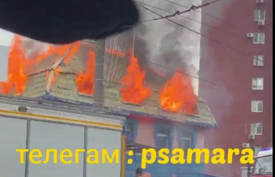 Огонь вырывался из окон