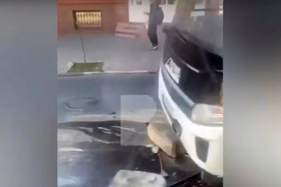 На улице Свободы в Рязани маршрутка провалилась в яму на дороге.