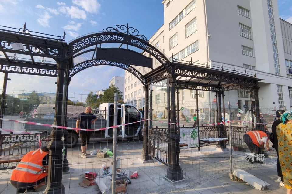 В центре Екатеринбурга у Главпочтамта поставили новую остановку