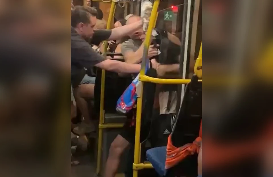 Одному из пассажиров во время потасовки порезали руку