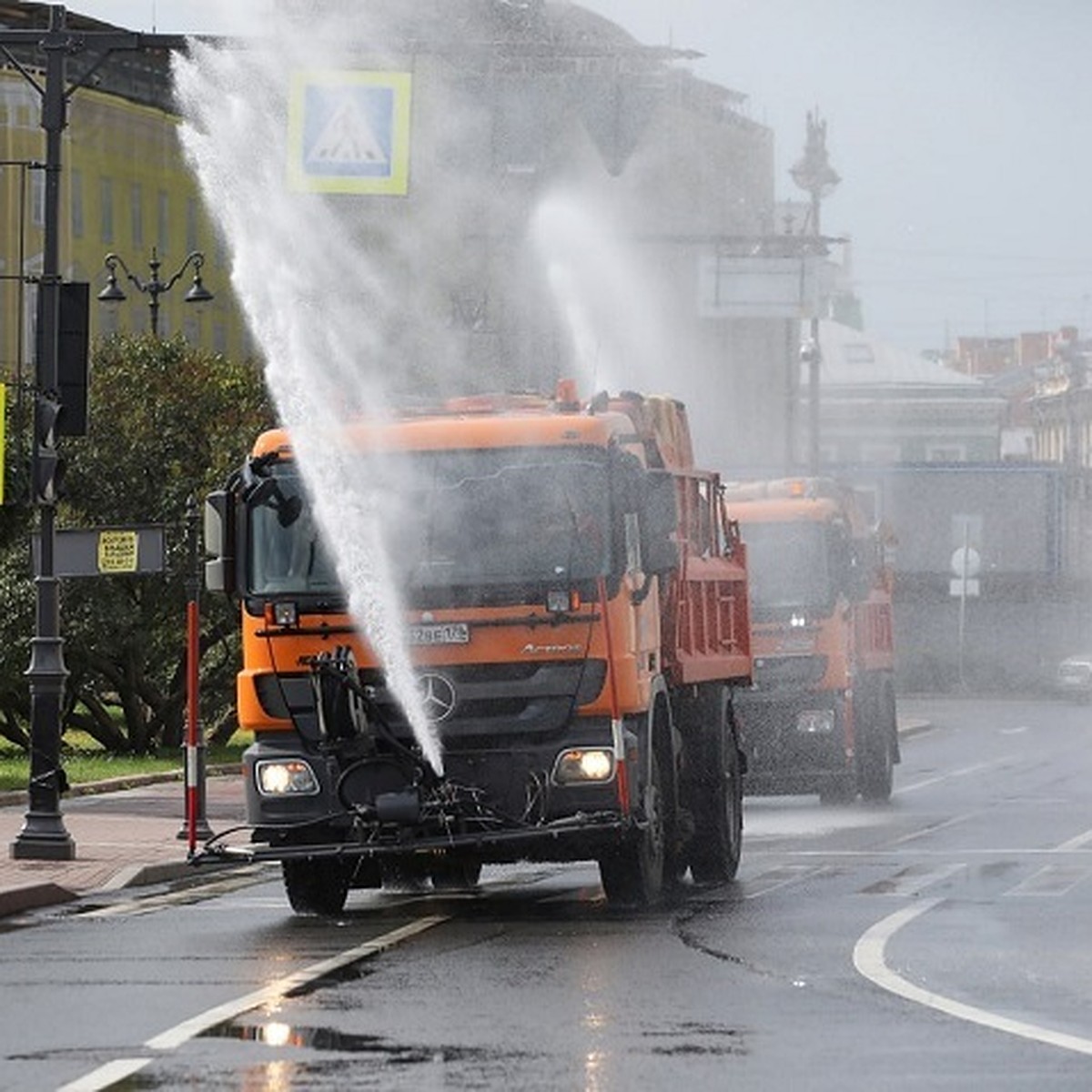 Дорожники начали поливать асфальт из-за жары в Петербурге - KP.RU