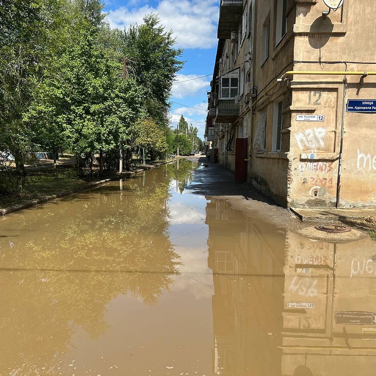 Дворы превратились в Венецию, дети плавали в лужах: коммунальная авария на  севере Волгограда оставила 450 тысяч человек без горячей воды - KP.RU