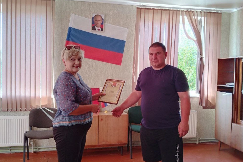 Любовь Мороз вручила Александру Козерацкому благодарственное письмо главы Каховской администрации Фото: ТГ-канал Каховской администрации