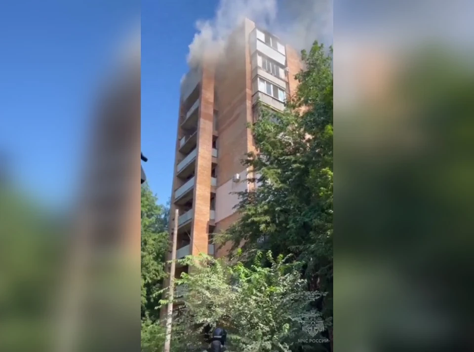 Некоторых жильцов пришлось вызволять из полыхающего дома с помощью пожарной лестницы