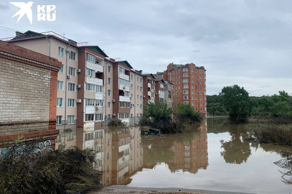 Город сильно пострадал от наводнения.