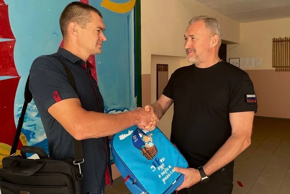 Константин Басюк передал портфели для первоклассников со всей необходимой канцелярией. Фото: телеграм-канал Констнтина Басюка.