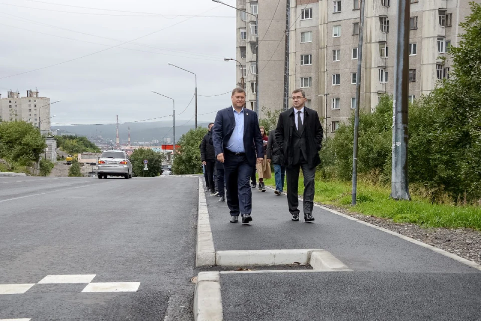 Качество выполненных работ на нескольких объектах оценил глава города Игорь Морарь. Фото: Администрация города Мурманска